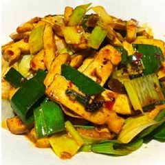 Dried bean curd fried with leeks