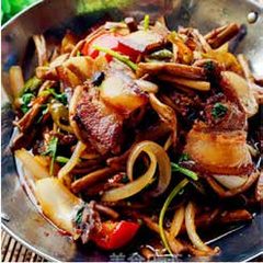 Tea-tree mushrooms with pork belly slices
